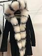 Черная укороченная парка с белым мехом енота фото №1