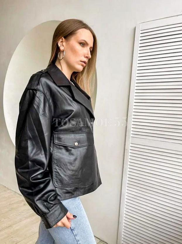 Женская кожаная куртка черная оверсайз фото №2