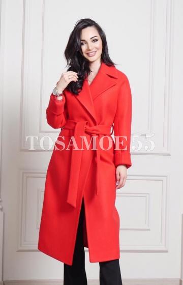 Удлиненное пальто красного цвета с поясом