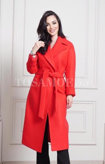Удлиненное пальто красного цвета с поясом