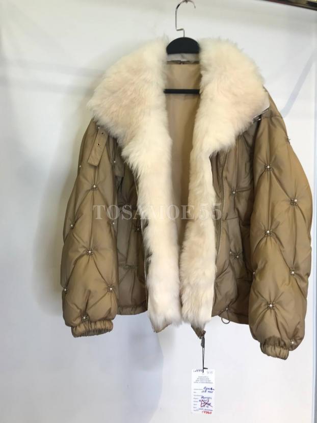 Короткий пуховик с жемчугом отделка эко-мех фото №1