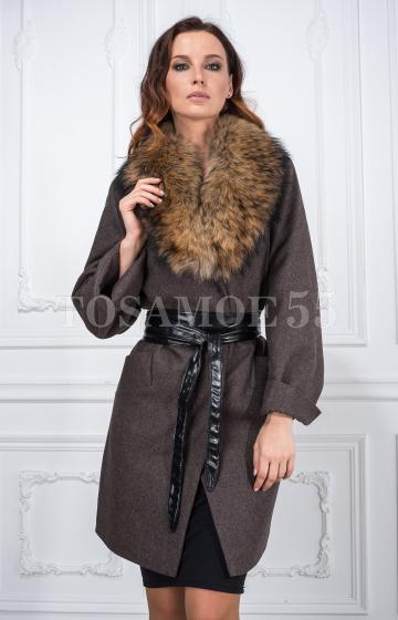 Пальто из коричневой шерсти воротник из енота