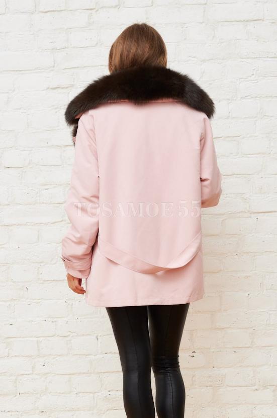 Розовая парка с воротником из меха песца фото №4