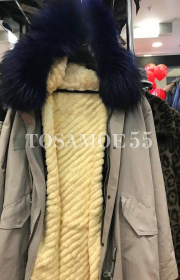 Серая парка с мехом енота