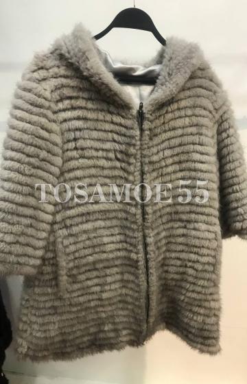 Серая жилетка из вязаной норки с капюшоном