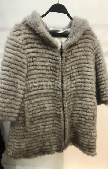 Серая жилетка из вязаной норки с капюшоном